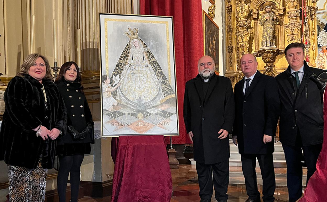 Las autoridades ante el Cartel de la Semana Santa de 2023, desde la izquierda: la presidenta de la Agrupación Trinidad Calvo, la autora Eva Escobar, el arcipreste Antonio Fernández, el alcalde Manuel Barón y el representante de Unicaja Banco, Manuel Artacho 