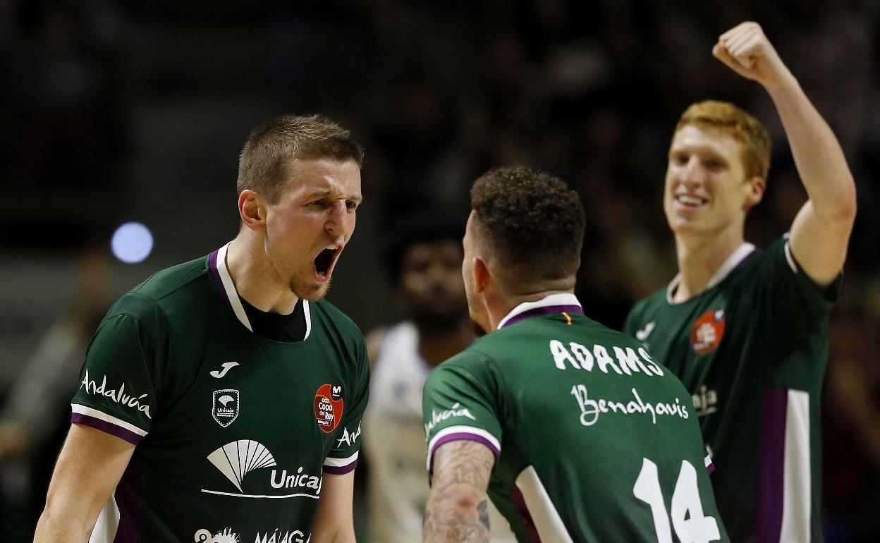 El polaco Adam Waczynski y el estadounidense Josh Adams celebran el pase a la final de la Copa del Rey en 2020 en presencia de Alberto Díaz.