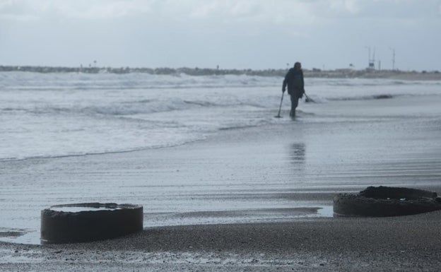 Restos de antiguas tuberías en la playa de La Misericordia. 