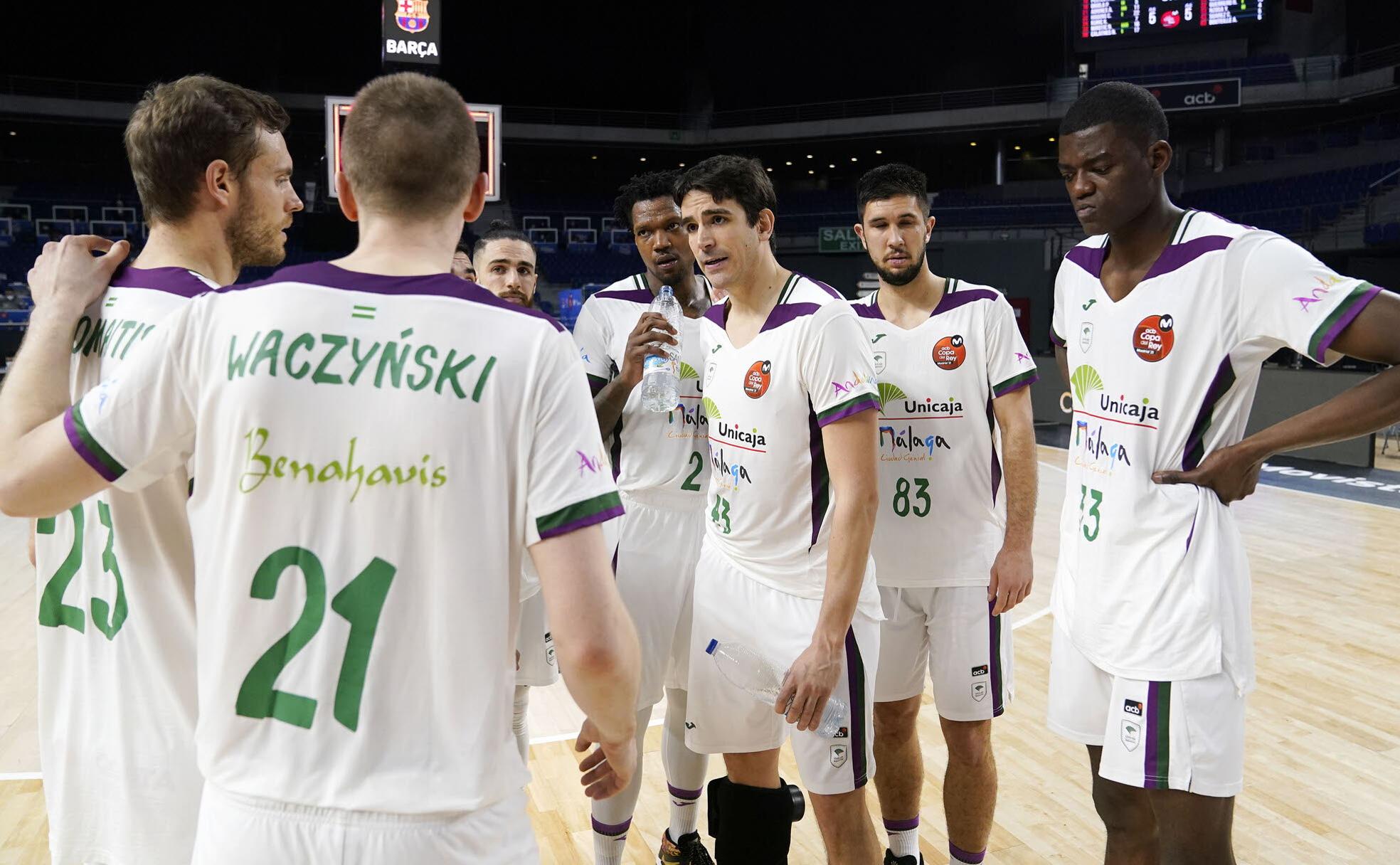 Los jugadores del Unicaja, tras la derrota ante el Barcelona en la Copa de 2021. 