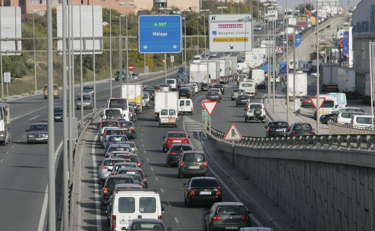 La circulación se complica en las horas puntas en los accesos a Málaga desde la A-357. 