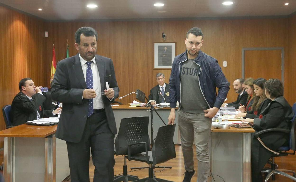 Al-Thani y su traductor, tras su declaración en el 'caso BlueBay'. 