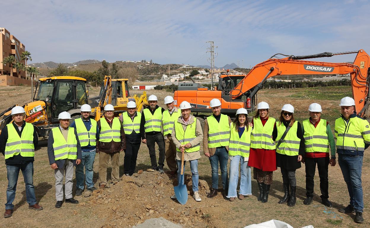 Foto de familia de las autoridades locales, técnicos y responsables de la empresa constructora, este martes. 