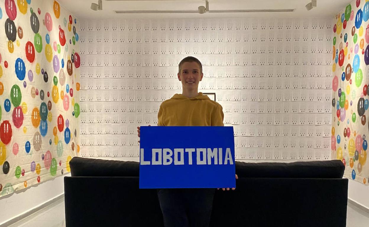 Evelyne Rigaud posa en la inauguración de su primera exposición individual. 