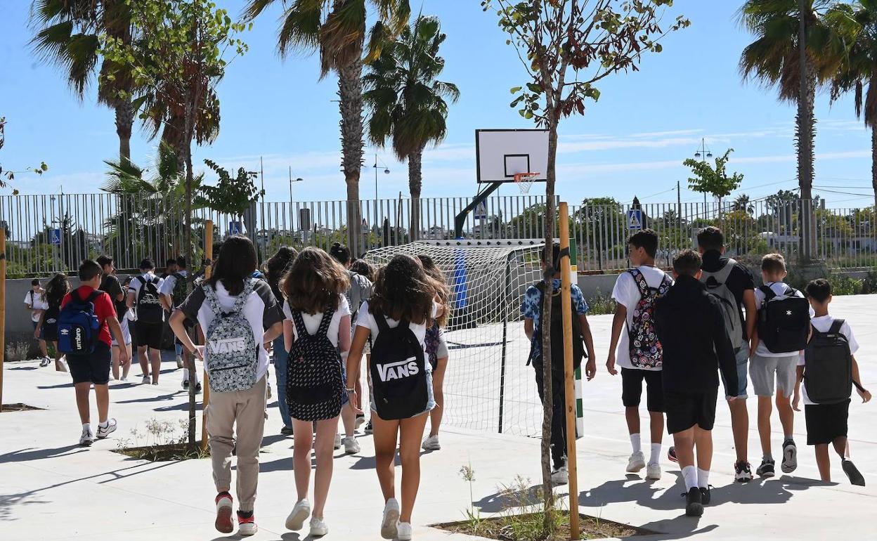 Estudiantes del IES San Pedro de Alcántara, el primer día de instituto. 