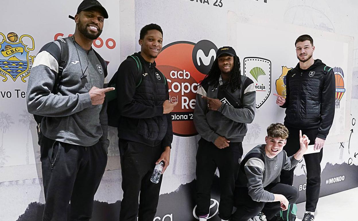 Ejim, Carter, Perry, Saint Supéry y Barreiro, anoche al llegar al hotel de concentración en Badalona. 