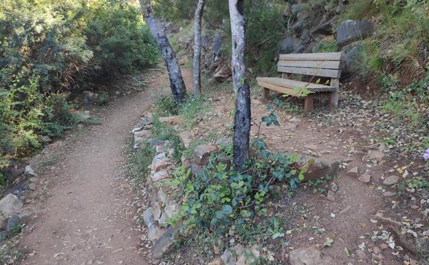 En este camino de Benahavís, hay sitios para descansar junto al sendero.