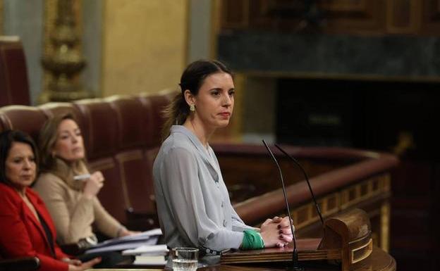 La ministra Irene Montero dirige la mirada a la bancada del PP tras ser interrumpida durante su intervención.