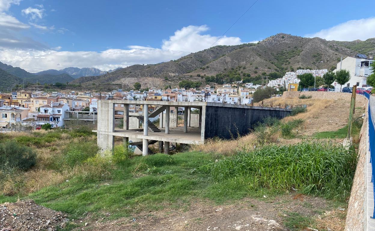 El edificio lleva en fase de estructura más de dos décadas, en la zona norte del casco urbano nerjeño. 