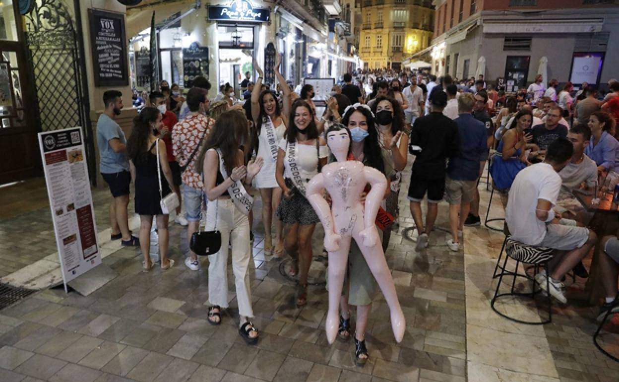 No se podrán llevar muñecas inflables ni cualquier otro material en forma de genitales o de carácter sexual por las calles de Málaga.