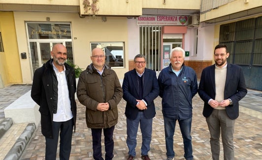 El alcalde y ediles del gobierno, este jueves en una visita a las obras. 
