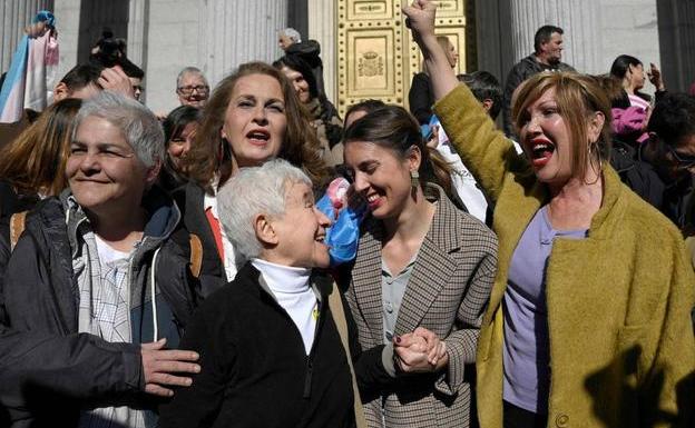 Irene Montero celebra, en medio de la euforia de los colectivos LGTBI, las leyes aprobadas este jueves por el Congreso. Tras la ministra, la exmilitante socialista Carla Antonelli.