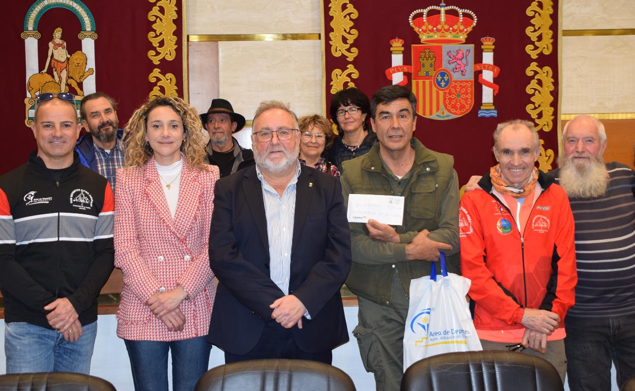 Entrega del cheque solidario en el Ayuntamiento de Alhaurín de la Torre.