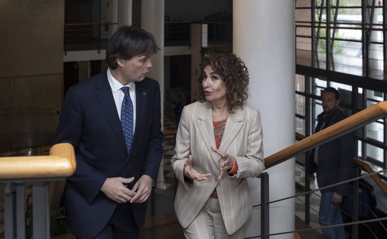 María Jesús Montero, este viernes con el rector de la Universidad Pablo de Olavide, Francisco Oliva. 