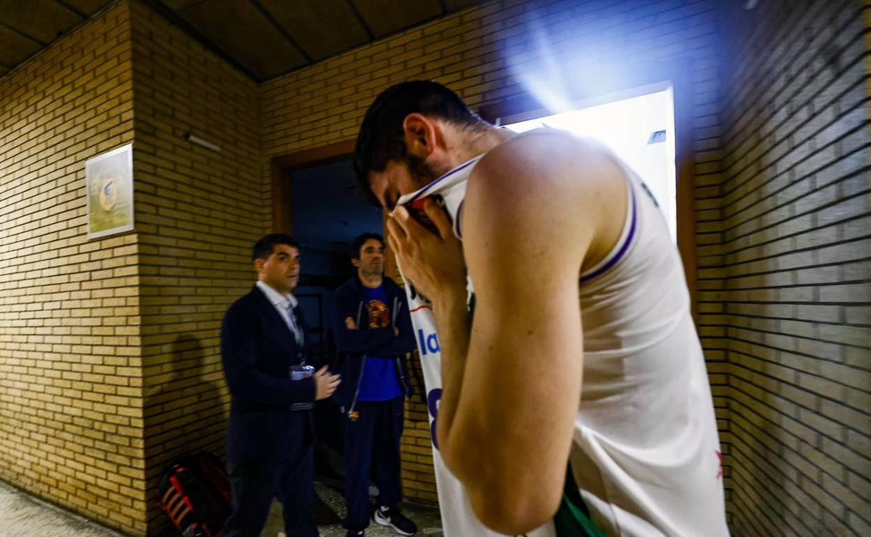 Brizuela llora camino del vestuario después del partido. 