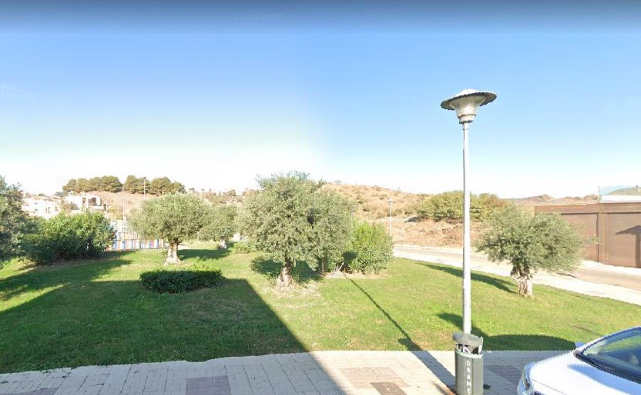 Al fondo de la imagen, terrenos en los que se llevará a cabo la futura urbanización. 