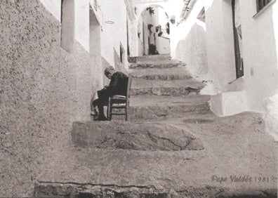 Imagen secundaria 1 - Arriba, vista aérea de Canillas de Aceituno en la actualidad, y debajo dos fotos históricas de la localidad. 