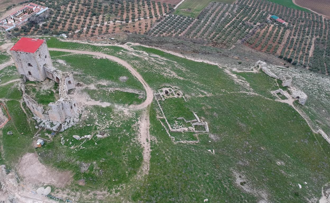 Vista aérea del Castillo de la Estrella de Teba y de su iglesia bajomedieval.