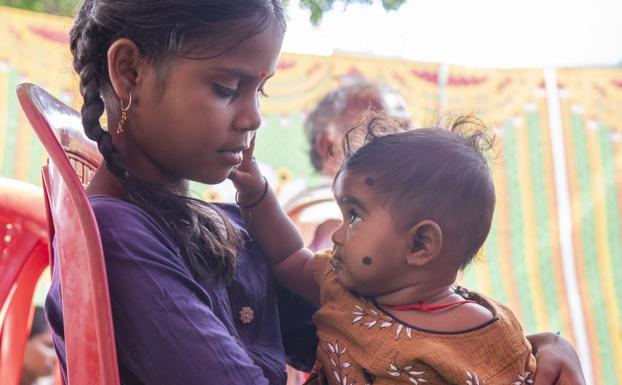 Imagen principal - Arriba, hermanos en Anantapur. Abajo, a la izquierda, una niña en una fiesta que se realizó en agradecimiento a la fundación. A la derecha, Christian con Yuvarani en su última visita a Anantapur.