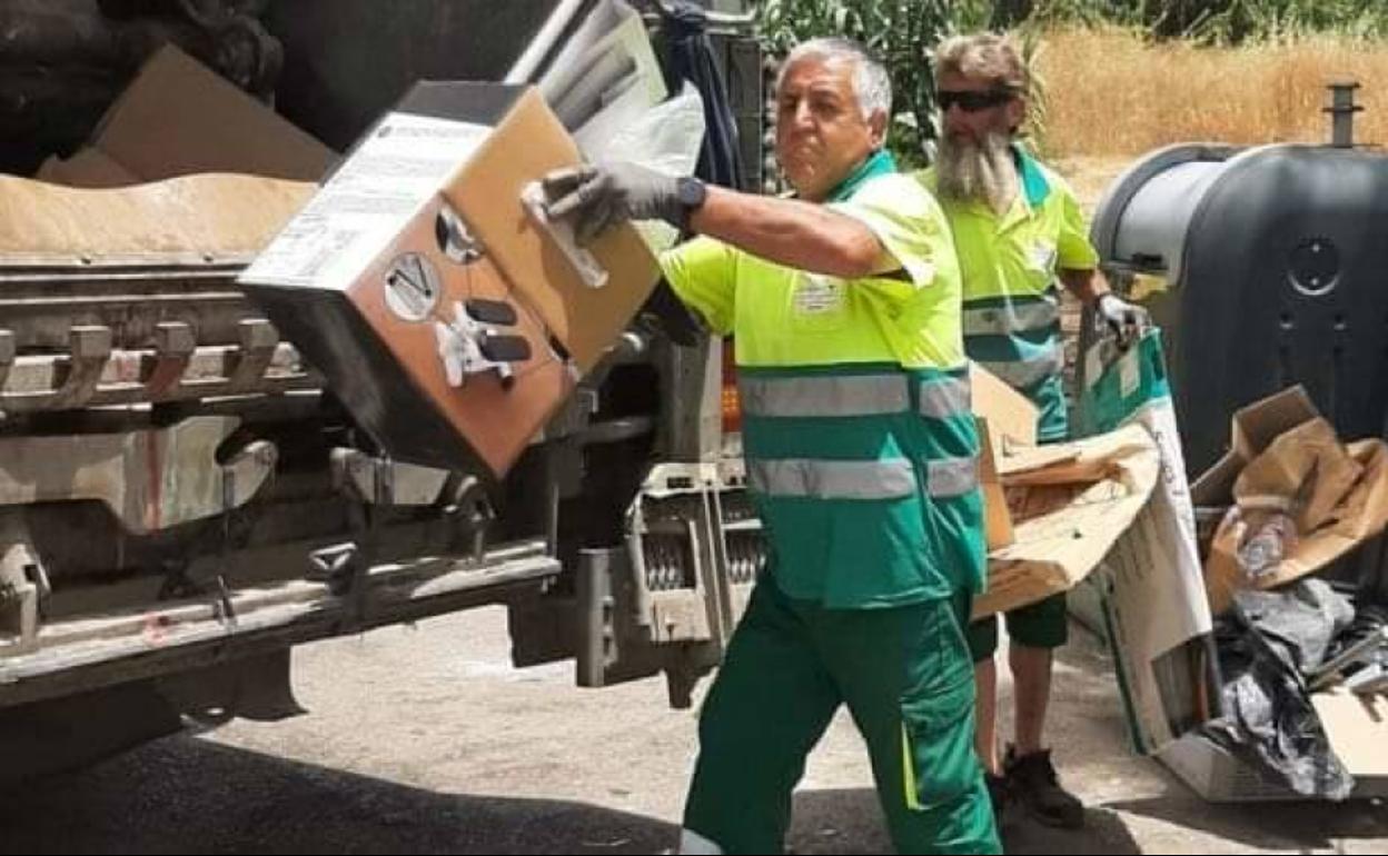 Operarios recogiendo residuos. 