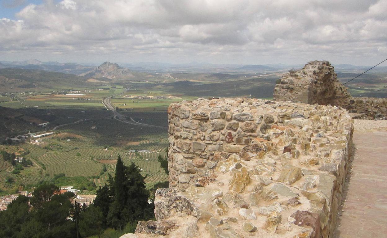 Desde uno de los extremos del castillo de Archidona se aprecia en lontananza la famosa Peña.