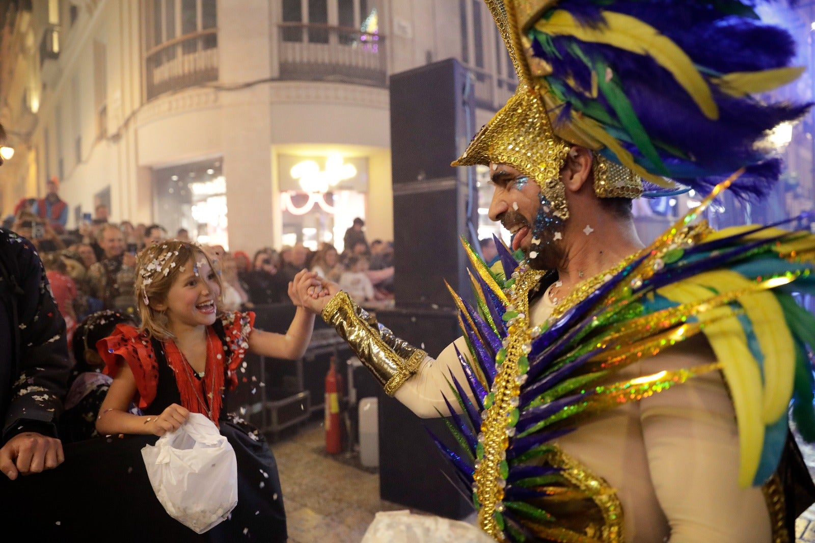 La calle Larios se llena de confeti y alegría desbordante