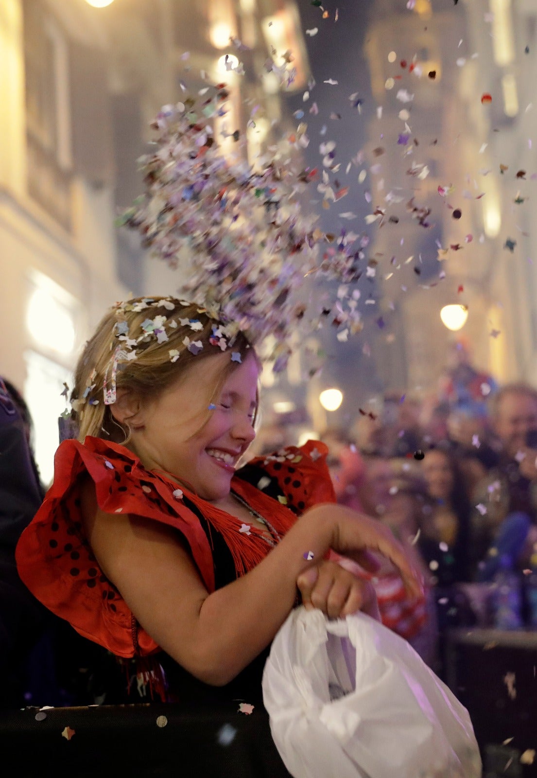 La calle Larios se llena de confeti y alegría desbordante