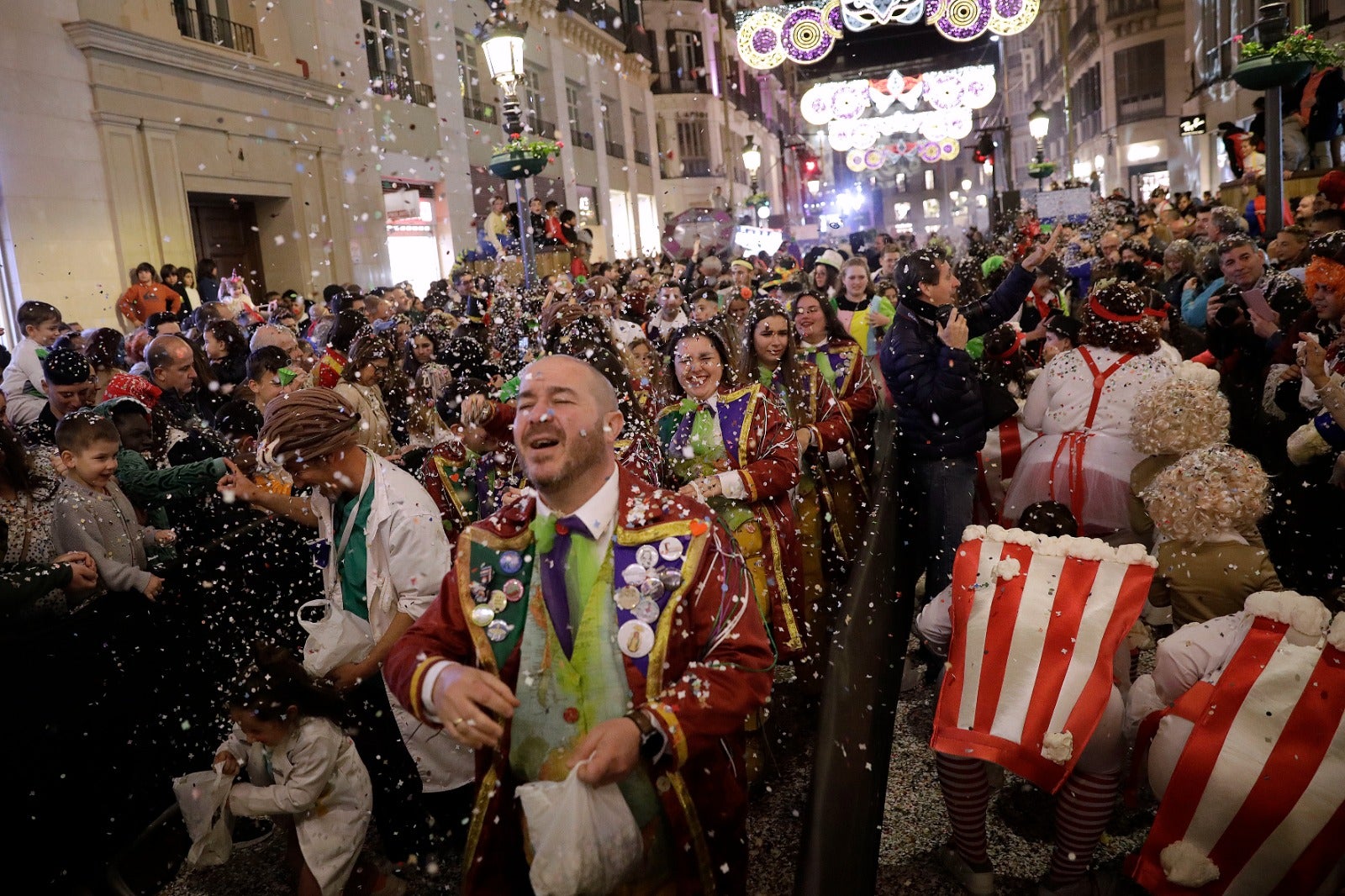La calle Larios se llena de confeti y alegría desbordante