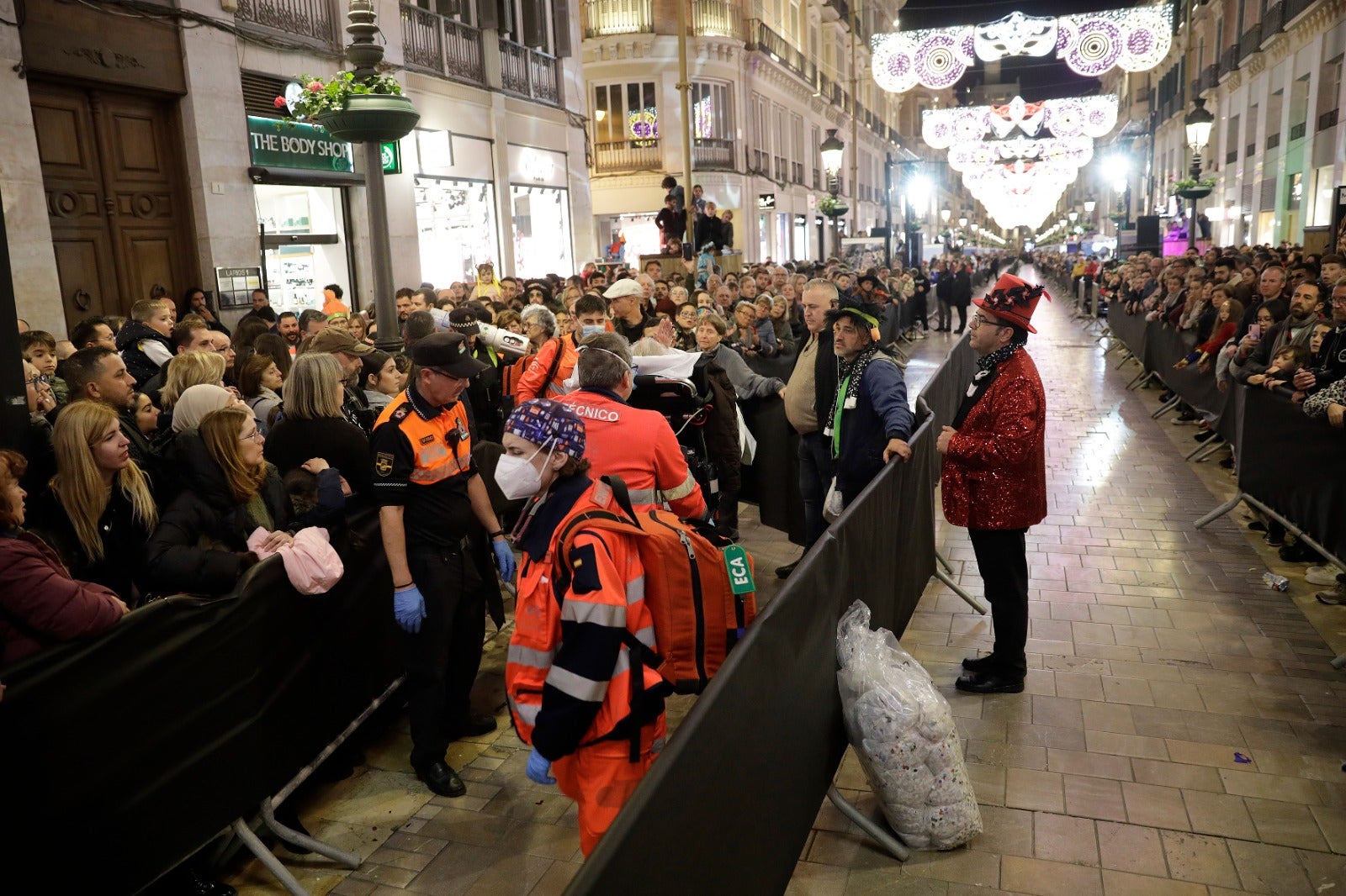 La calle Larios se llena de confeti y alegría desbordante