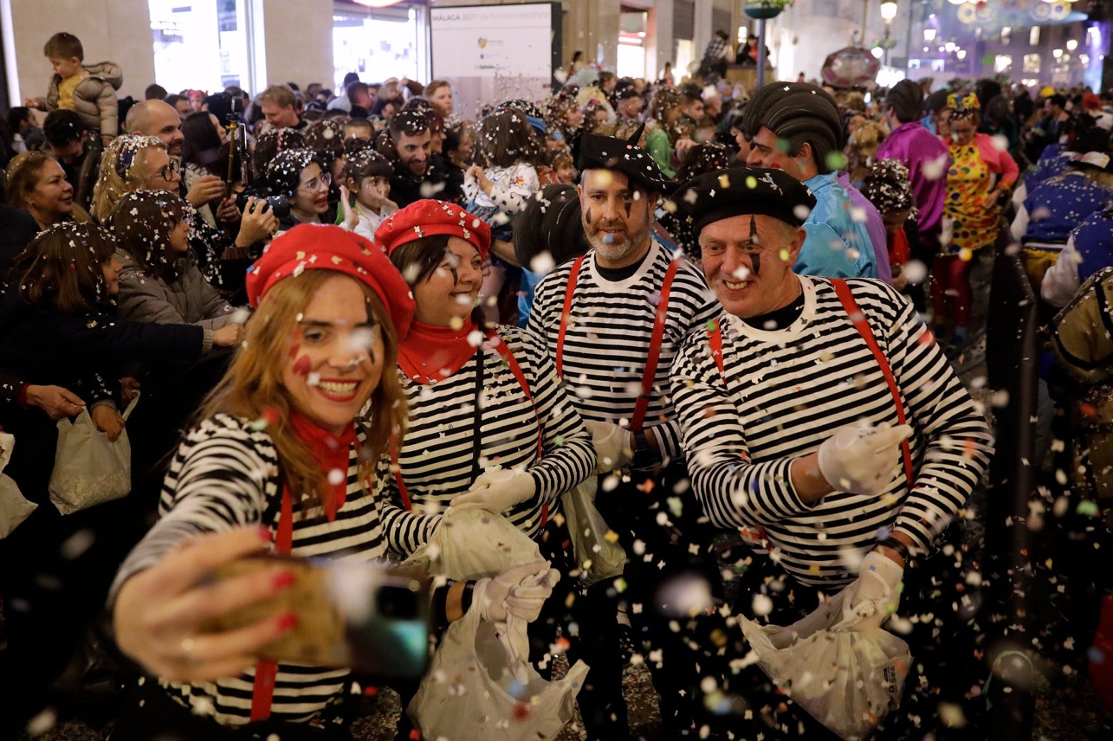 La calle Larios se llena de confeti y alegría desbordante
