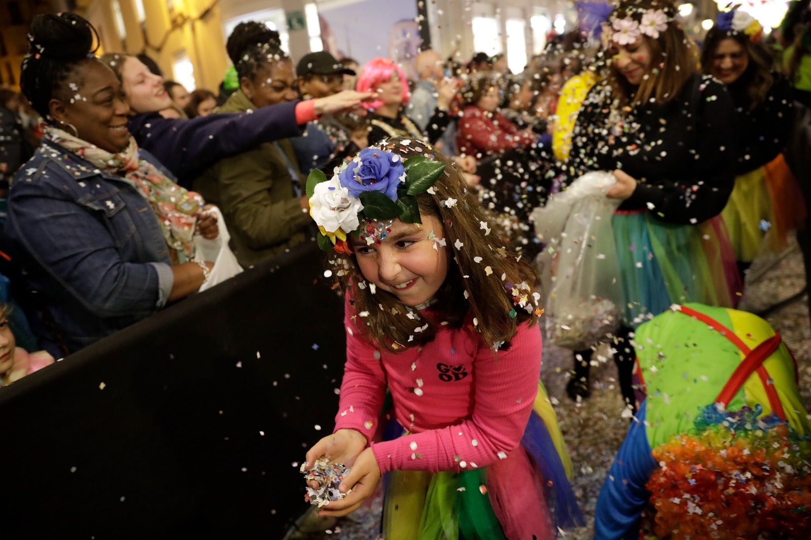 La calle Larios se llena de confeti y alegría desbordante