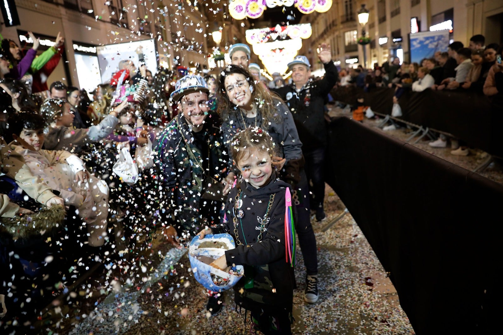 La calle Larios se llena de confeti y alegría desbordante