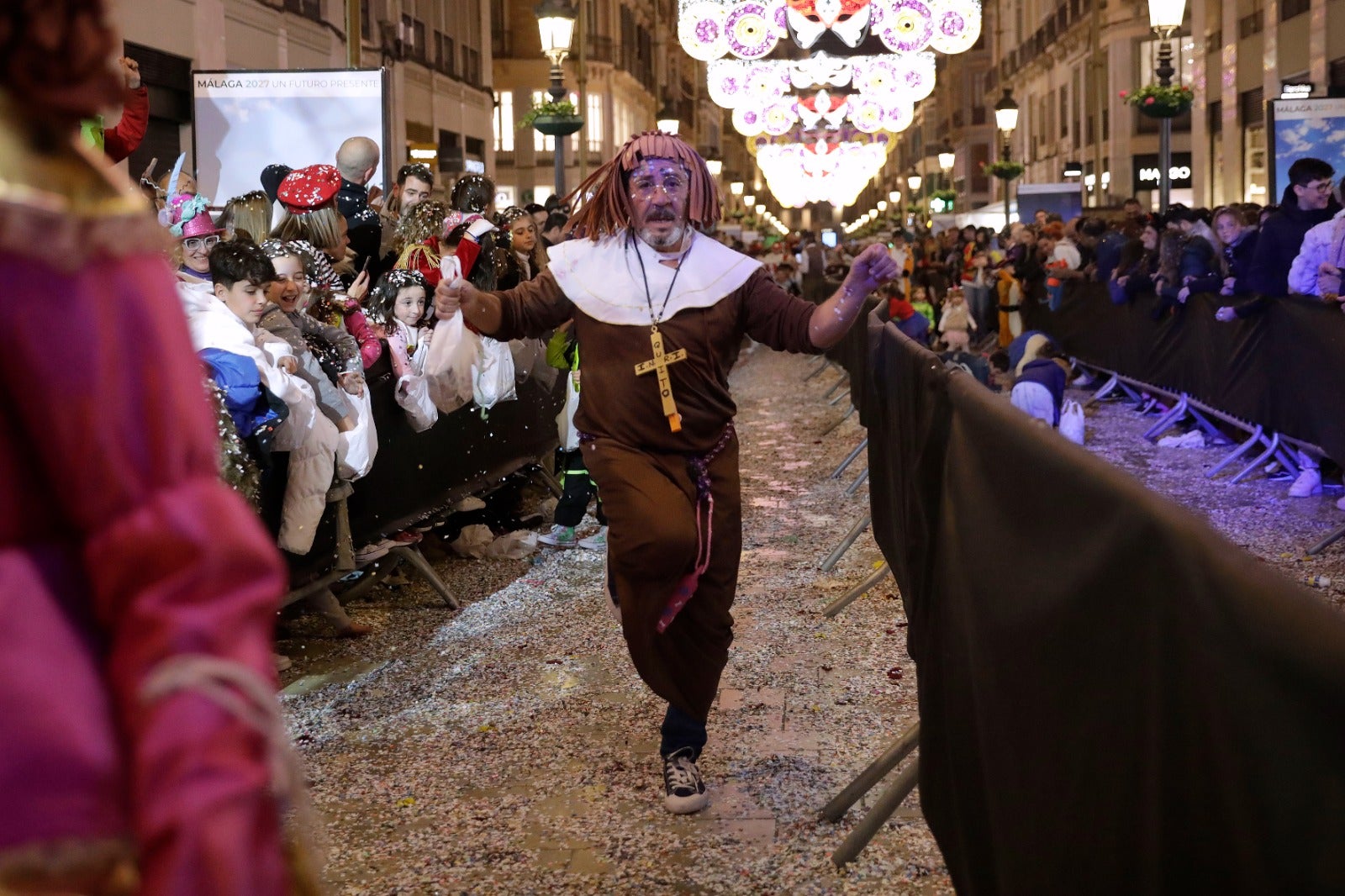 La calle Larios se llena de confeti y alegría desbordante