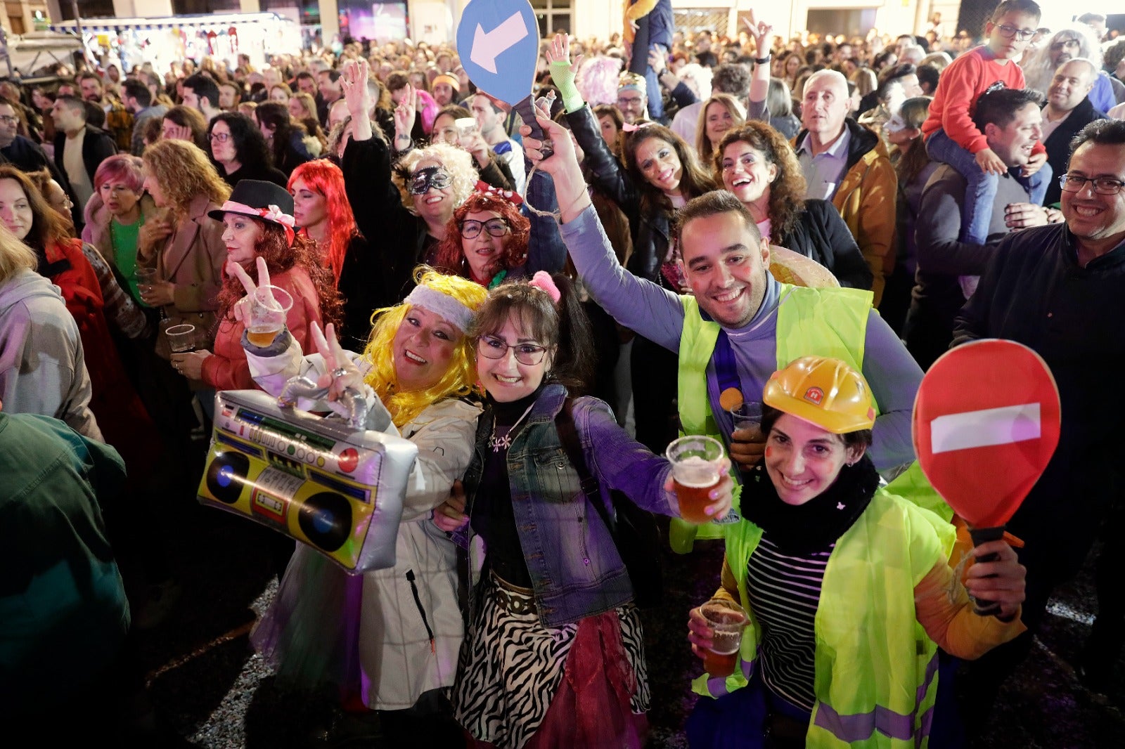 La calle Larios se llena de confeti y alegría desbordante