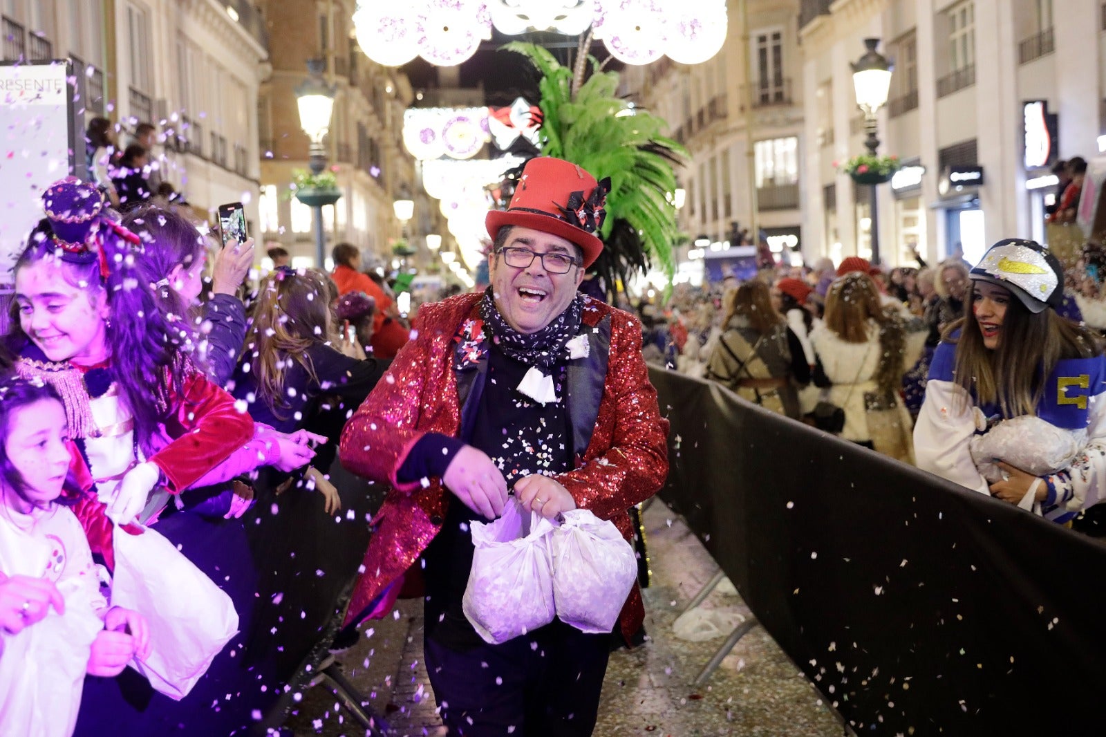 La calle Larios se llena de confeti y alegría desbordante