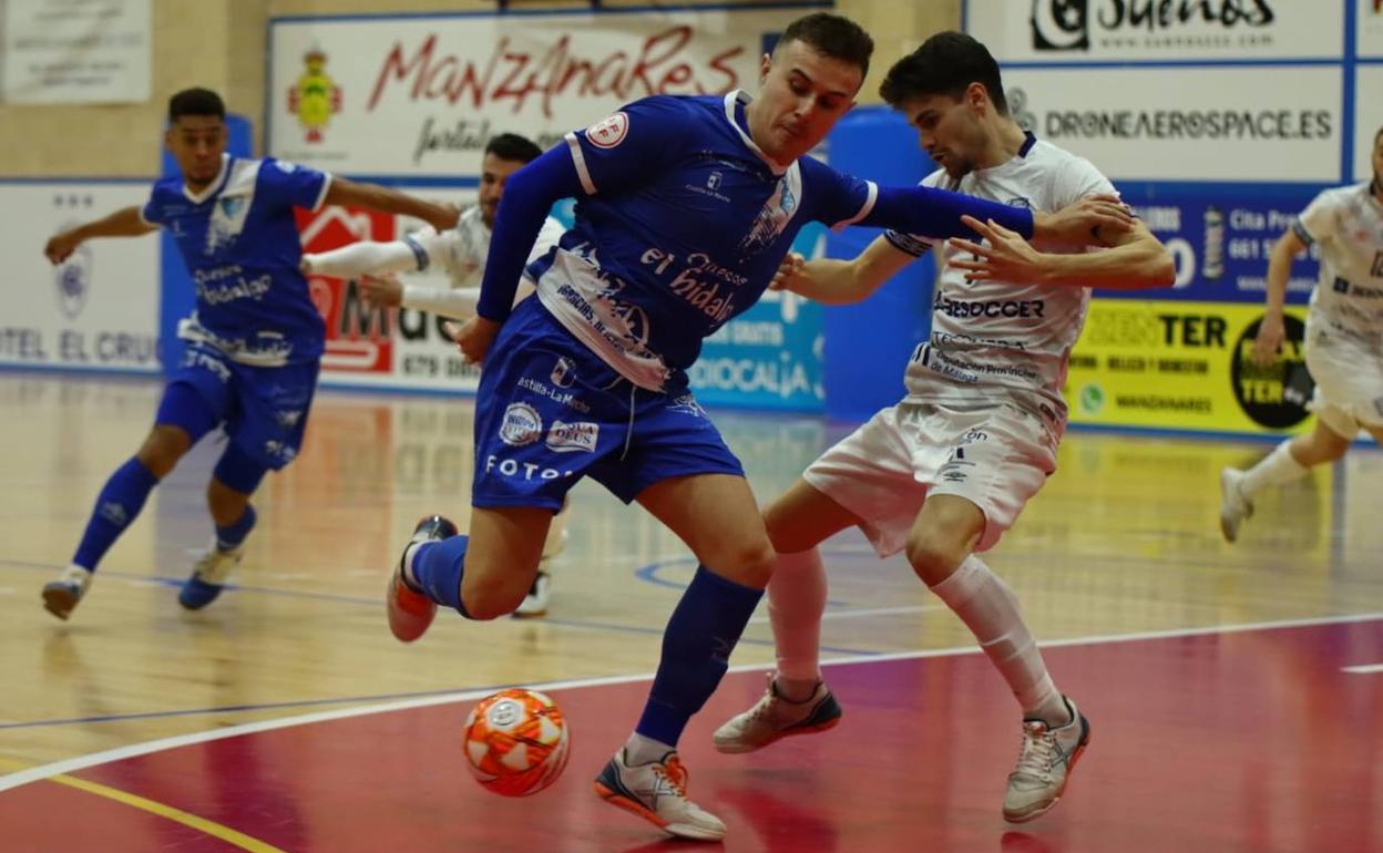 Alvarito, en una acción del duelo de este sábado ante el Manzanares. 