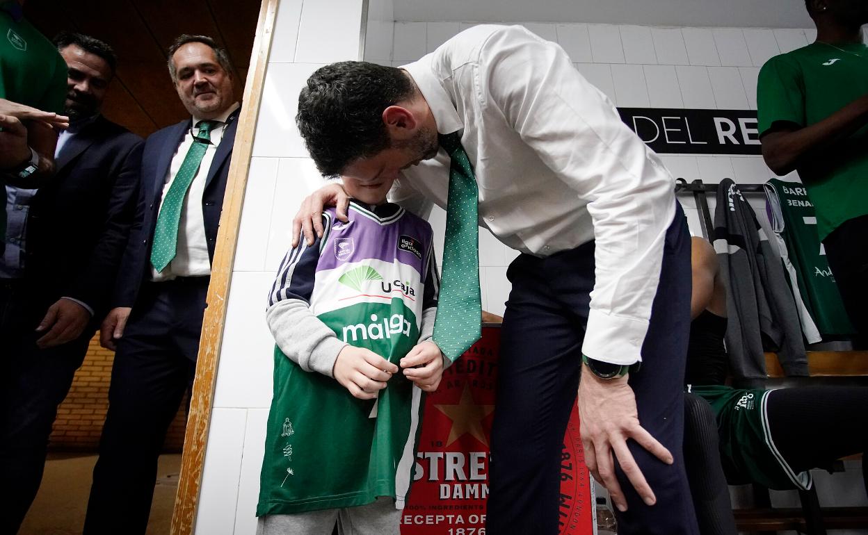 Ibon Navarro, junto a su hijo en el vestuario del Unicaja. 