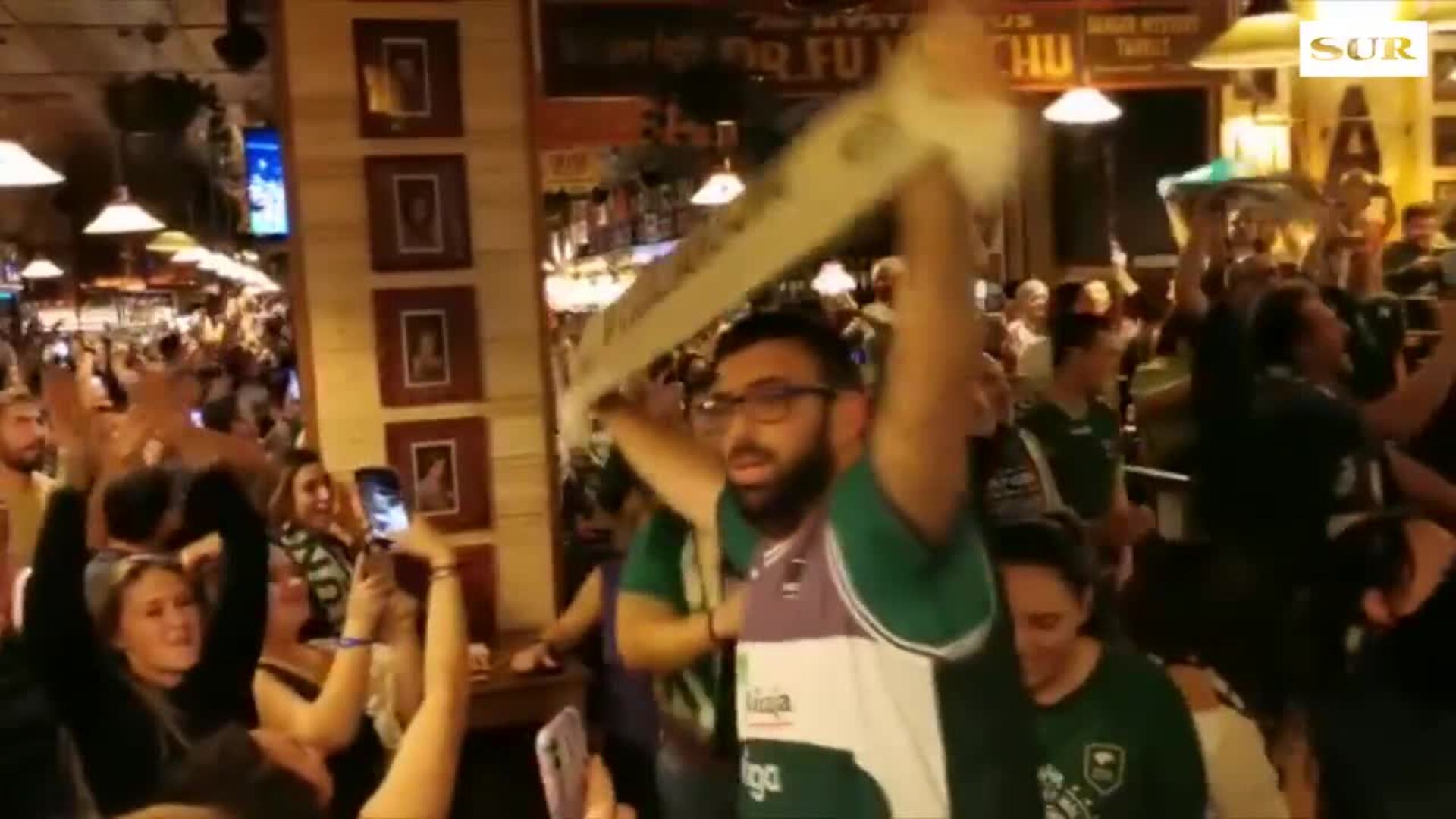 Los aficionados de Unicaja en Málaga estalla de alegría tras proclamarse campeones de la Copa del Rey