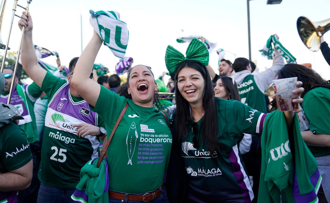 Aficionados del Unicaja animan al equipo a su llegada al pabellón. 