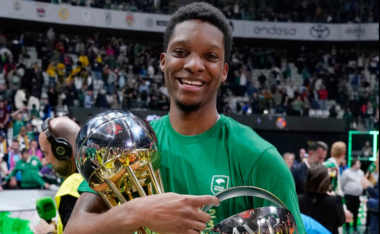 Carter posa con el trofeo de la Copa y su MVP.