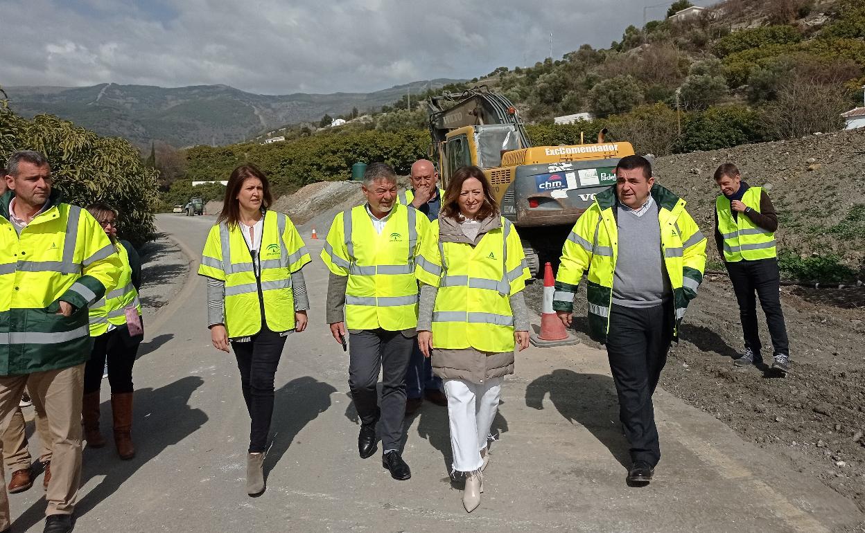 La delegada de la Junta, Patricia Navarro, en una visita a las obras junto a los alcaldes. 