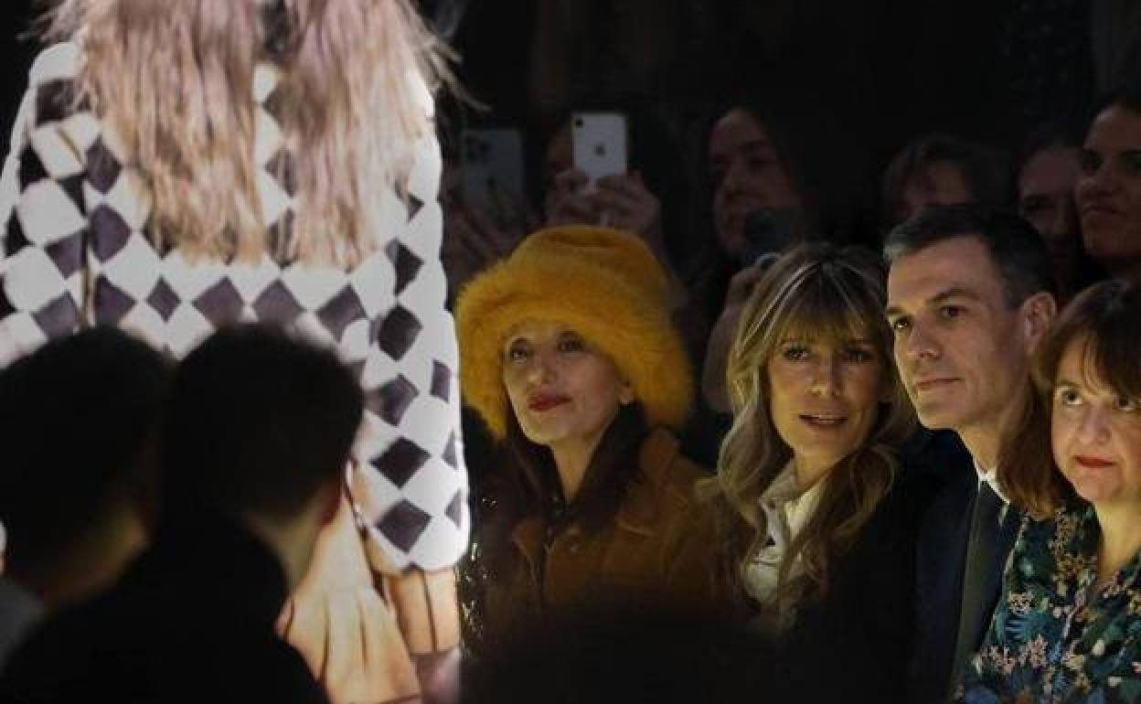 El presidente del Gobierno, Pedro Sánchez, conversa con su esposa el viernes en la Fashion Week Madrid.