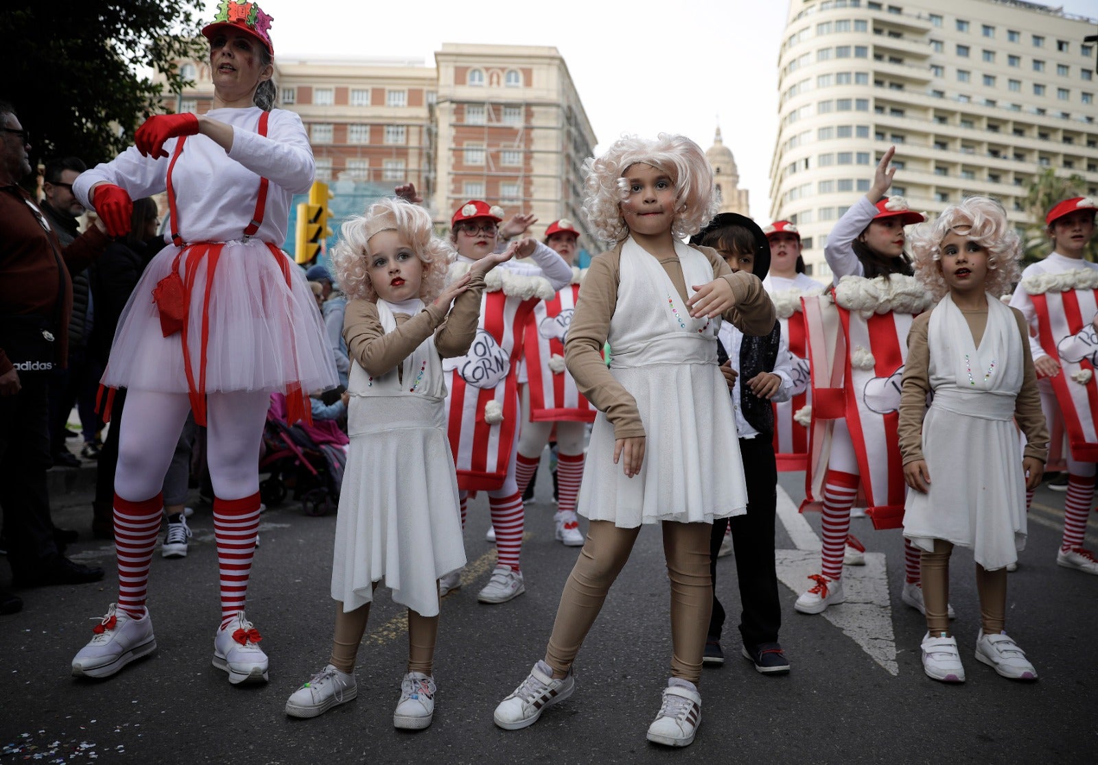 Un año más, la tradición continúa en la despedida de esta fiesta de la ciudad entre miles de personas esperando la famosa hoguera en la playa