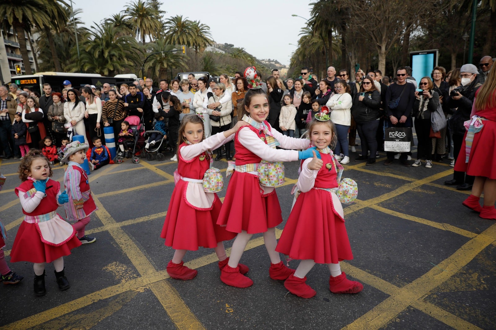 Un año más, la tradición continúa en la despedida de esta fiesta de la ciudad entre miles de personas esperando la famosa hoguera en la playa