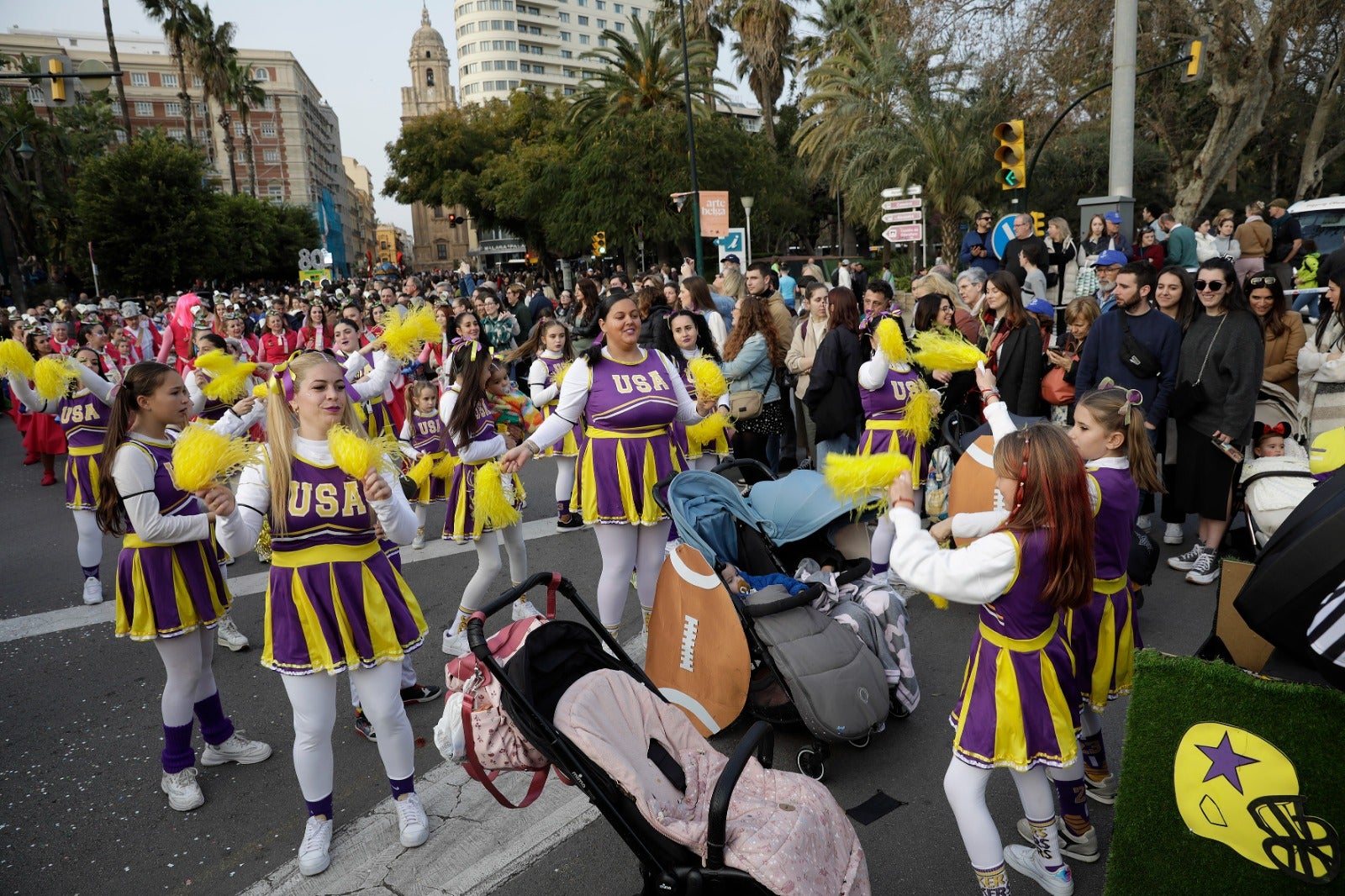 Un año más, la tradición continúa en la despedida de esta fiesta de la ciudad entre miles de personas esperando la famosa hoguera en la playa