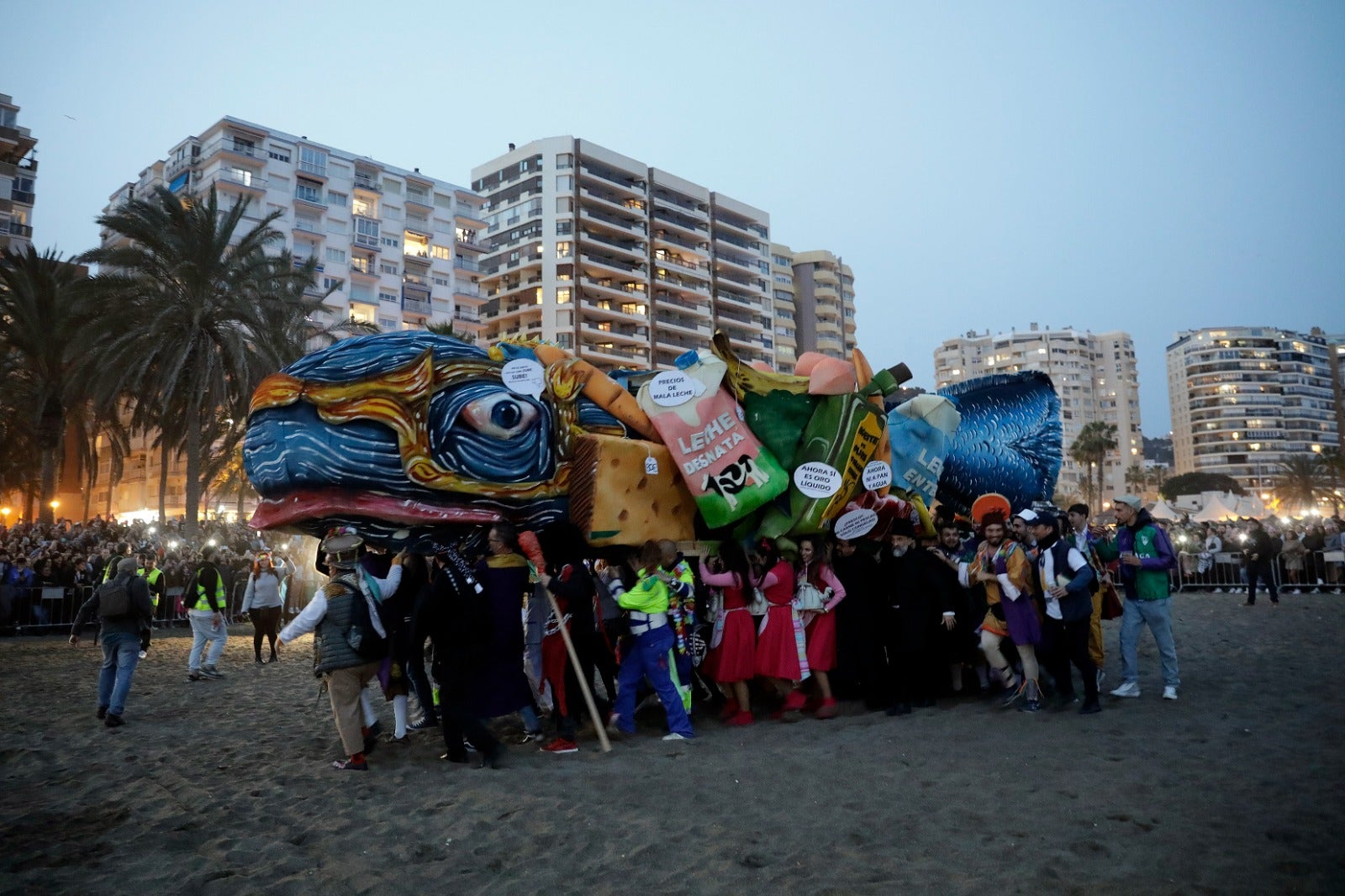 Un año más, la tradición continúa en la despedida de esta fiesta de la ciudad entre miles de personas esperando la famosa hoguera en la playa