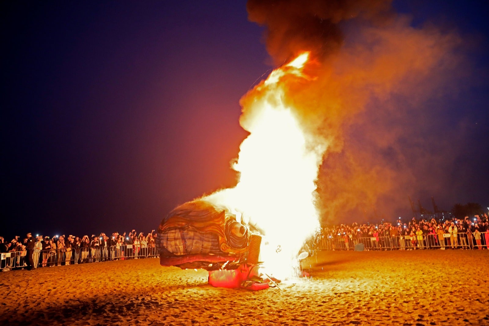 Un año más, la tradición continúa en la despedida de esta fiesta de la ciudad entre miles de personas esperando la famosa hoguera en la playa