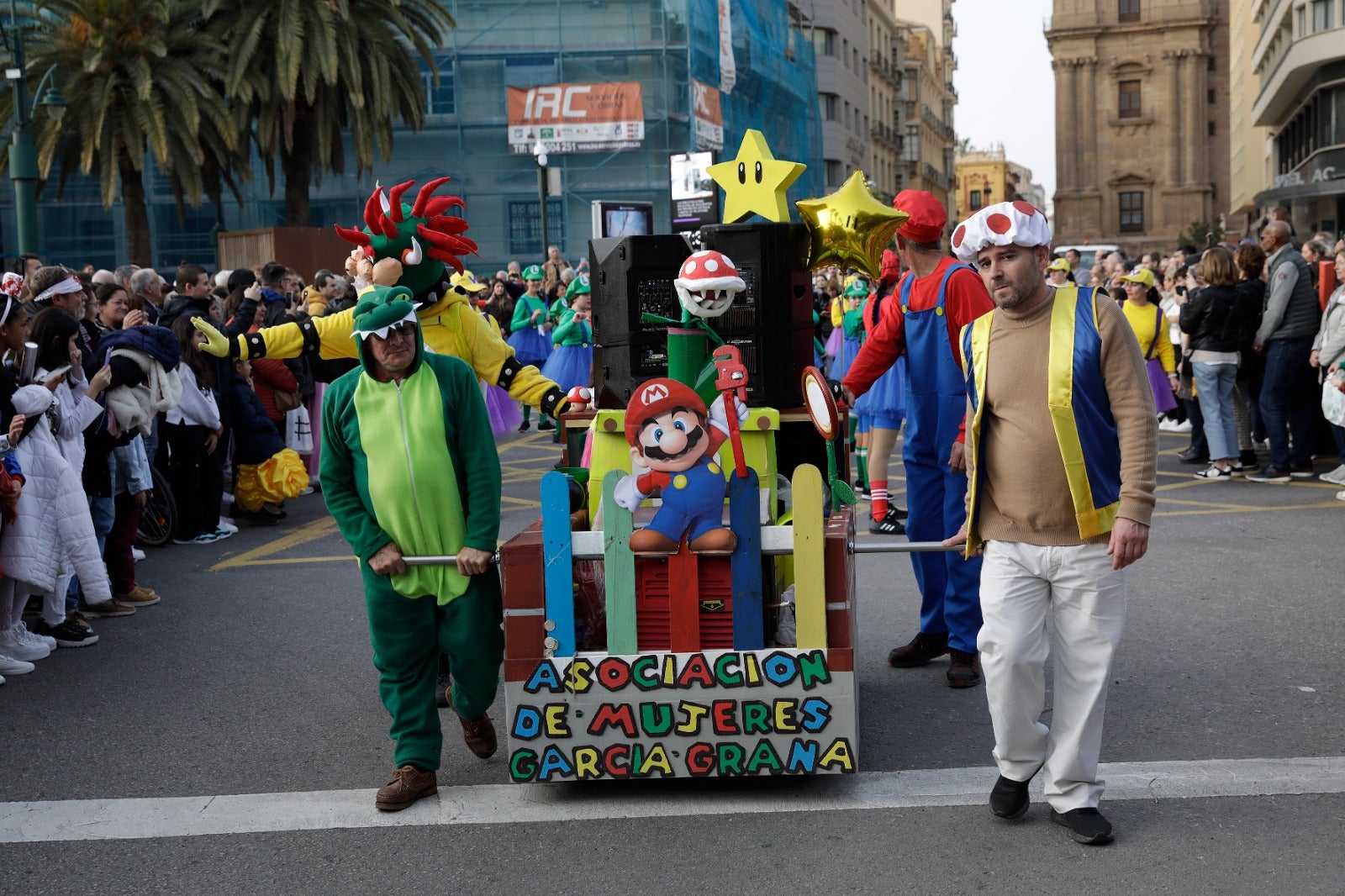 Un año más, la tradición continúa en la despedida de esta fiesta de la ciudad entre miles de personas esperando la famosa hoguera en la playa