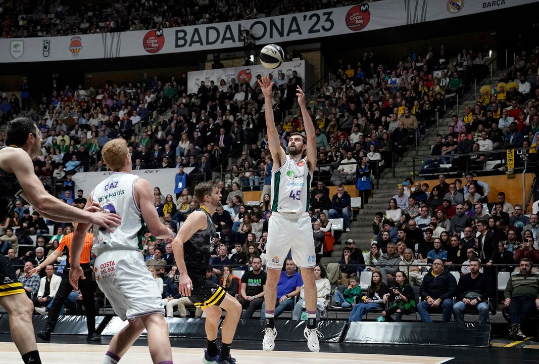 Un partido cargado de morbo y tensión disputado en el Olimpic de Badalona