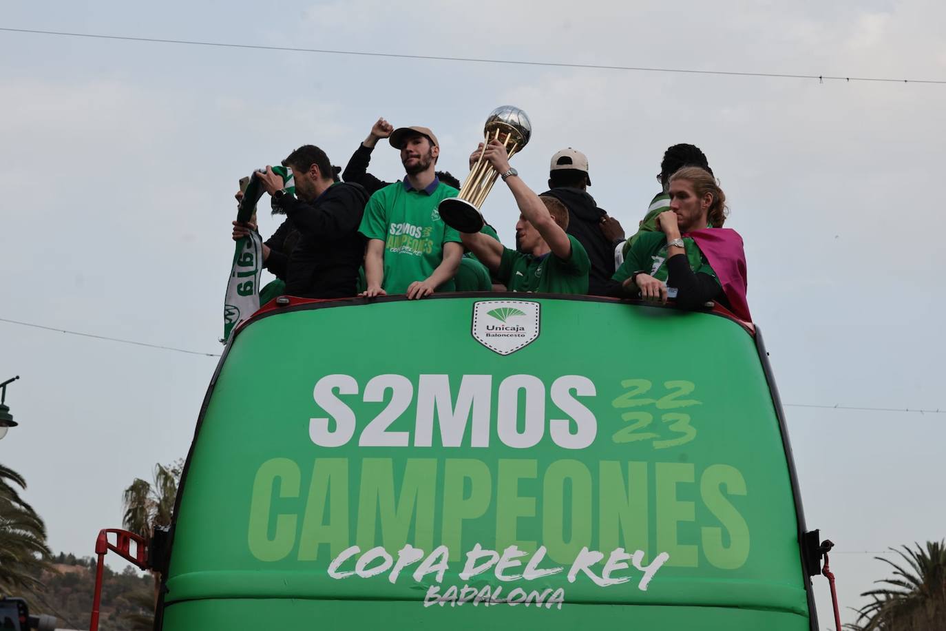 La primera parada de las celebraciones fue en la sede de Unicaja en la plaza de la Marina 